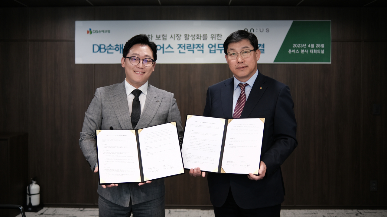 지난 28일 서울시 마포구 온어스 본사 대회의실에서 박성록 DB손해보험 부사장(오른쪽)과 김종호 온어스 그룹 대표가 이륜차보험 시장 활성화를 위한 업무협약을 맺고 기념촬영을 하고 있다. [DB손해보험 제공]