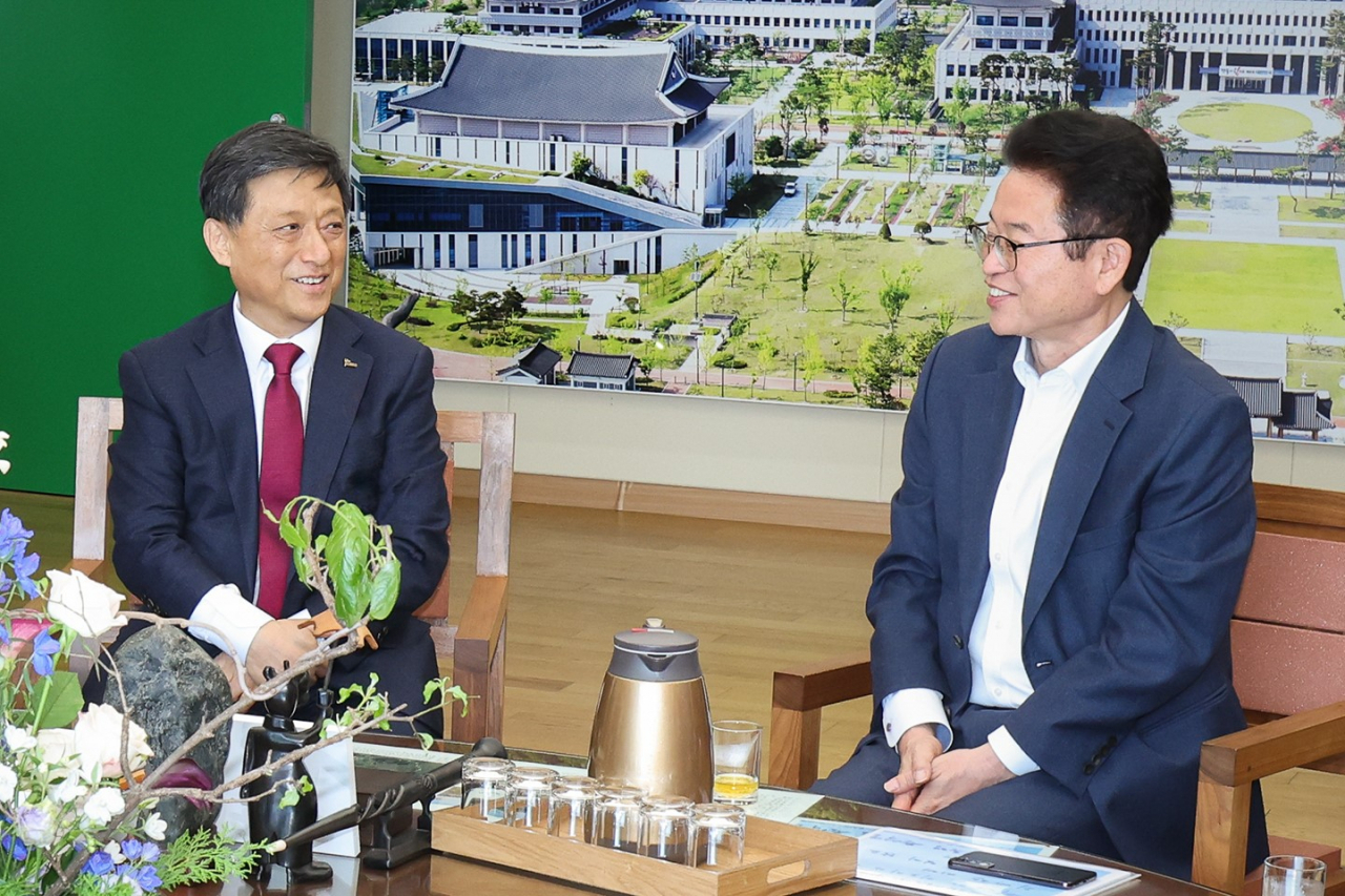 김학동(왼쪽) 포스코 부회장과 이철우 경상북도지사가 지난 3월 힌남노 침수 피해 복구 회의를 진행하고 있다. [포스코 제공]