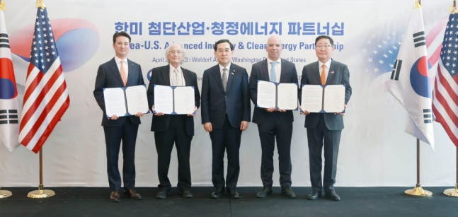 추형욱(왼쪽부터) SK E&S 대표이사 사장, 조지 맥나미 플러그파워 이사회 의장, 이창양 산업통상자원부 장관, 로저 마르텔라 GE 최고지속경영책임자(CSO), 조석 HD현대일렉트릭 사장이 지난달 25일(현지시간) 미국 워싱턴 D.C. 월도프 아스토리아(Waldorf Astoria) 호텔에서 열린 한미 첨단산업·청정에너지 파트너십 행사에서 기념촬영을 하고 있다. [SK E&S제공]