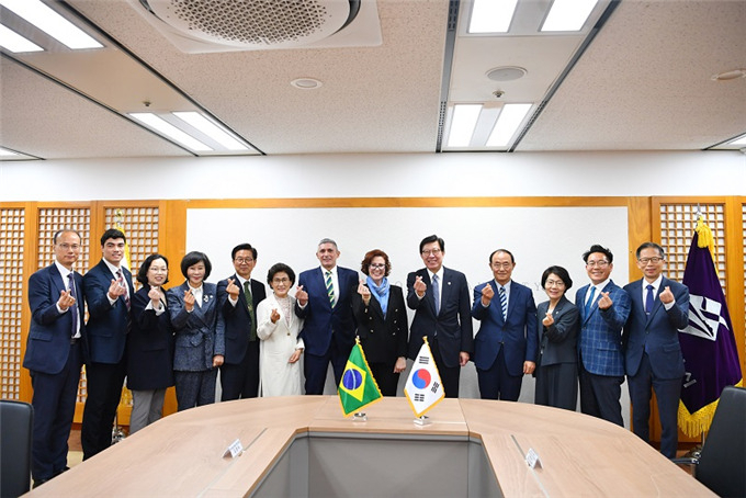 지난 1일 부산시청 국제의전실에서 (왼쪽부터) 잠벨리 브라질 국회의원과 박형준 부산시장이 브라질과의 교류 확대 방안 등을 논의하고 참석자들과 함께 손가락 하트를 그려보고 있다. [사진=부산시]