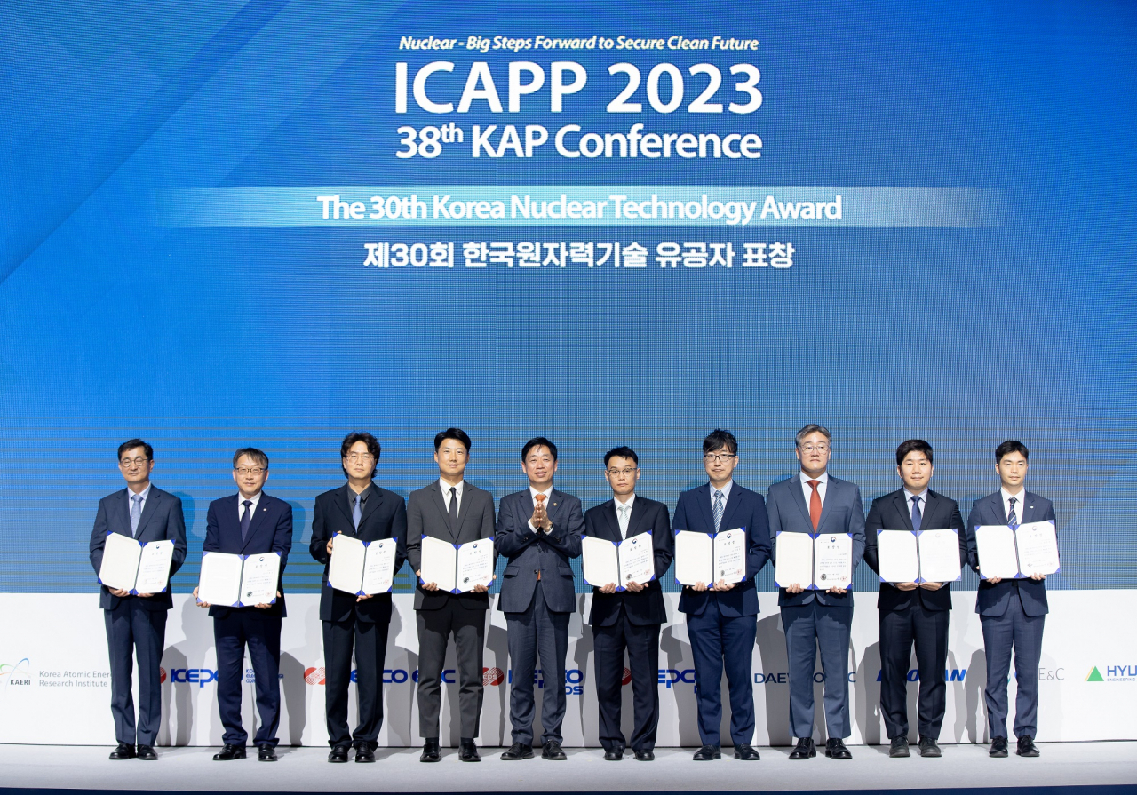 박재영(오른쪽 두번째) 교수를 비롯한 2023 원자력산업국제회의 수상자들이 기념촬영을 하고 있다.[UNIST 제공]
