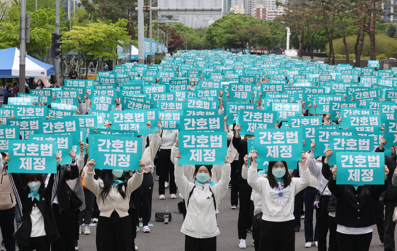 대한간호협회 회원들이 지난달 26일 서울 여의도 국회 앞에서 간호법 제정촉구 집회를 하고 있다. [연합]