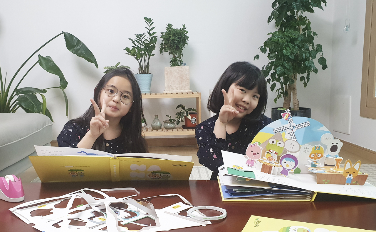 롯데케미칼 종합기술원 백광현 수석 가족의 팝업북 제작 모습. [롯데케미칼 제공]