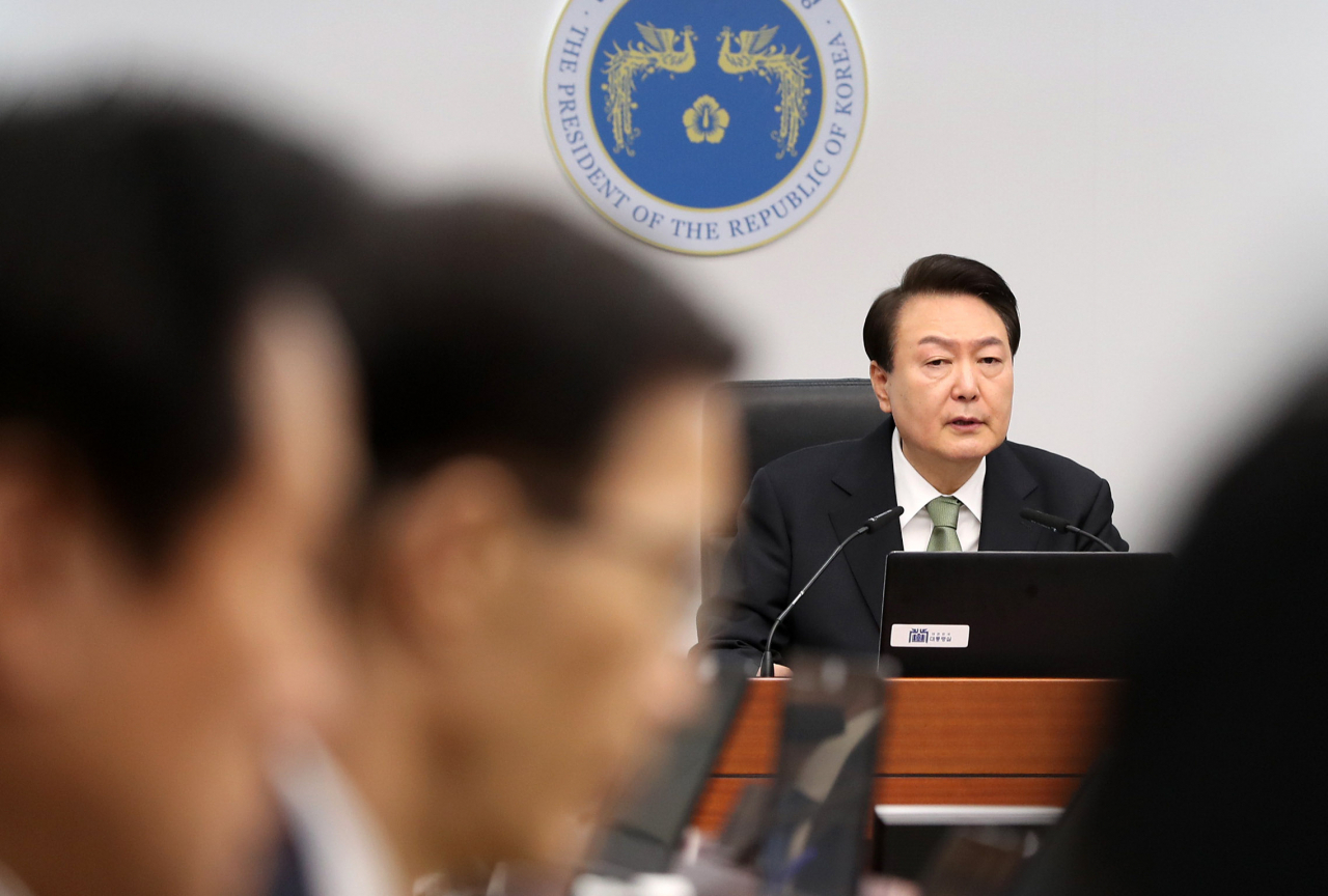 윤석열 대통령이 2일 서울 용산 대통령실 청사에서 열린 국무회의에서 발언하고 있다. [연합]