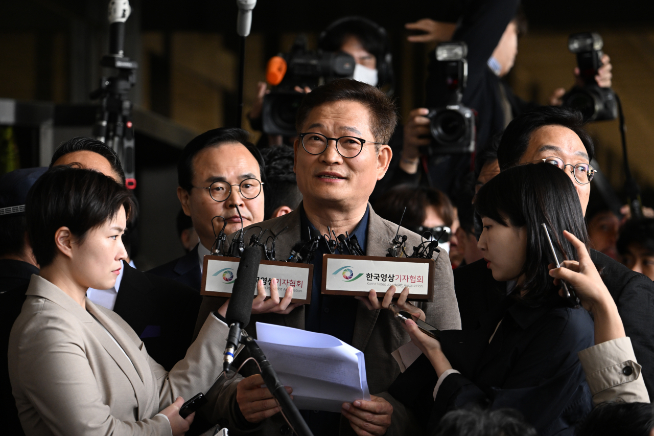 송영길 전 더불어민주당 대표가 2일 서울 서초구 서울중앙지검에 출석한 뒤 조사를 거부당해 청사를 나온 뒤 성명서를 발표하고 있다. 송 전 대표는 22일(현지시간) 프랑스 파리에서 2021년 전당대회 돈 봉투 의혹과 관련해 탈당 의사를 밝힌 뒤 조기 귀국했다. 임세준 기자