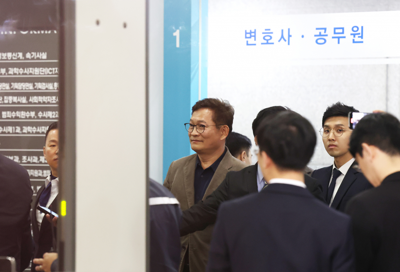 더불어민주당 '2021년 전당대회 돈봉투 의혹'의 핵심 피의자로 지목된 송영길 전 대표가 2일 검찰에 자진 출두했으나 조사를 받지 못한 채 돌아섰다. 사진은 이날 오전 서울 서초구 서울중앙지검 로비에서 송 전 대표 모습. 연합뉴스
