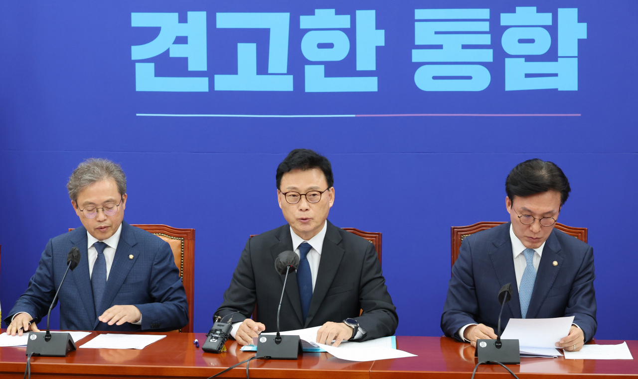 박광온 더불어민주당 원내대표가 2일 오전 서울 여의도 국회에서 열린 원내대책회의에서 발언하고 있다. [연합]