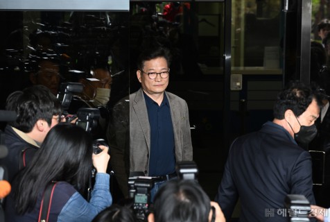 [임기자의 뷰파인더] 부른 사람은 없는데... 스스로 검찰에 출석한 사람