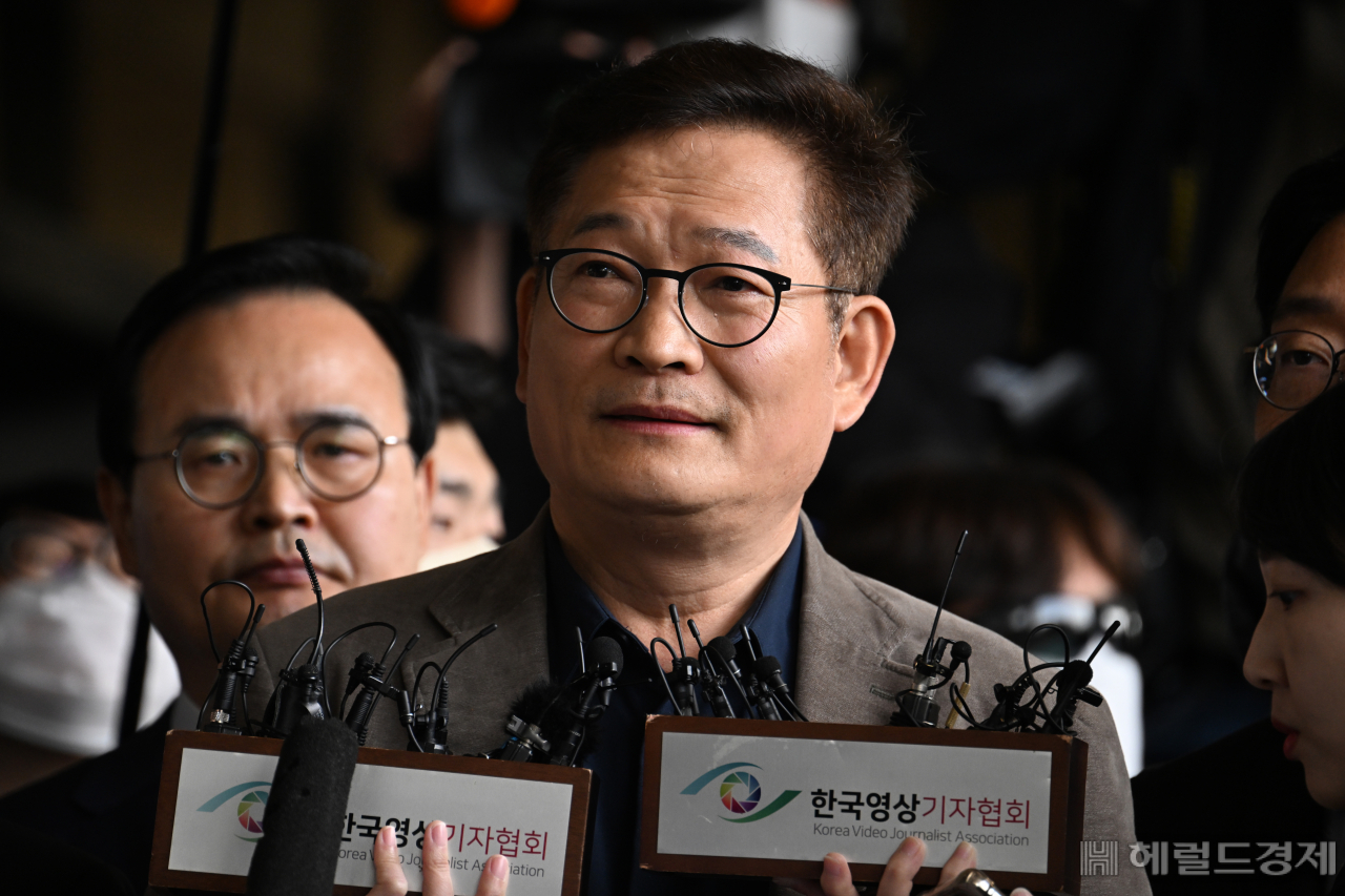 송영길 전 더불어민주당 대표가 2일 서울 서초구 서울중앙지검에 출석한 뒤 조사를 거부당해 청사를 나온 뒤 성명서를 발표하고 있다. 임세준 기자