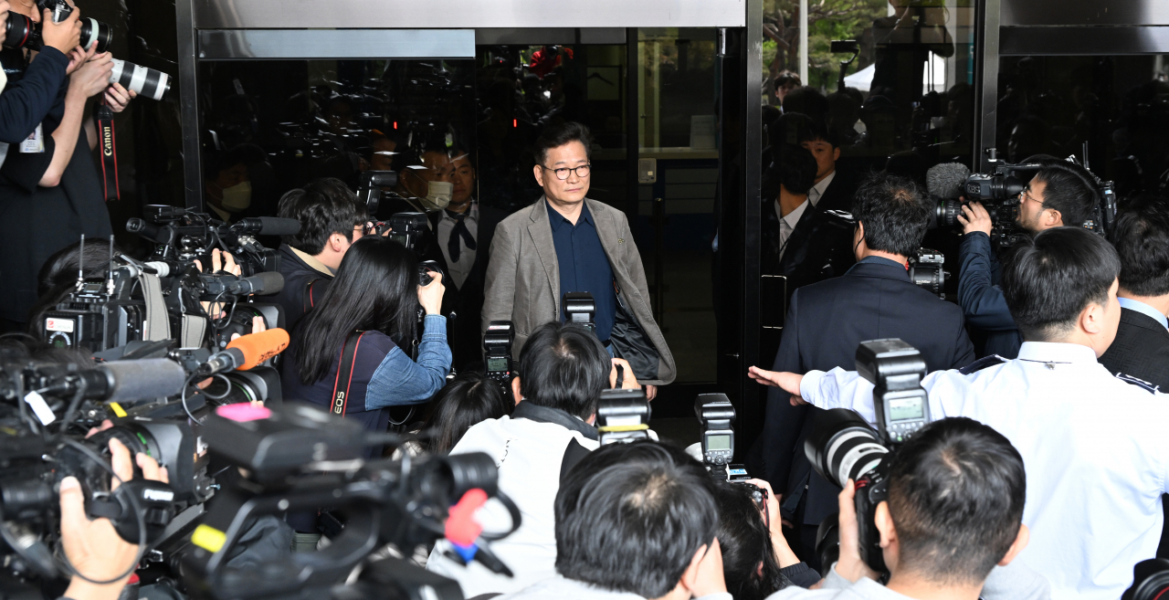 송영길 전 더불어민주당 대표(가운데)가 지난달 2일 서울 서초구 서울중앙지검에 출석한 뒤 조사를 거부당해 돌아나오고 있다. 임세준 기자