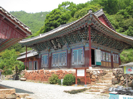 전라남도 강진군 만덕사에 있는 백련사 대웅보전