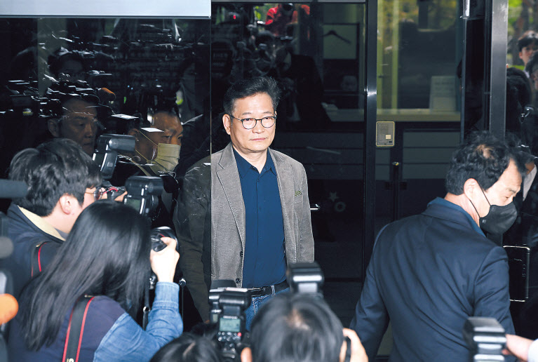 더불어민주당 ‘2021년 전당대회 돈봉투 의혹’의 핵심 피의자로 지목된 송영길 전 대표가 2일 오전 서울 서초구 서울중앙지검에 자진 출석했지만 조사를 거부당해 돌아나오고 있다. 송 전 대표는 이날 오전 9시59분께 서울중앙지검에 도착해 검사실로 들어가려 했지만, 검찰은 조사 일정이 잡히지 않았다며 청사 로비에서 돌려보냈다. 청사에서 나온 송 전 대표는 기자들을 만나 입장을 밝혔다. 임세준 기자