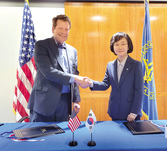 오유경(오른쪽) 식품의약품안전처장과 로버트 칼리프 미국 식품의약국(FDA) 기관장이 협력각서를 체결한 뒤 기념촬영하고 있는 모습 [식약처 제공]