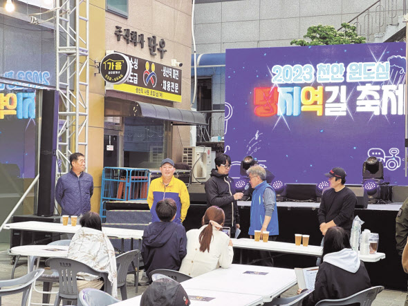 지난달 29일 열린 ‘2023년 천안 원도심 명지역길 축제’명동상가 행사장에서 맥주 빨리 마시기 대회가 진행되고 있다. 신혜원 기자