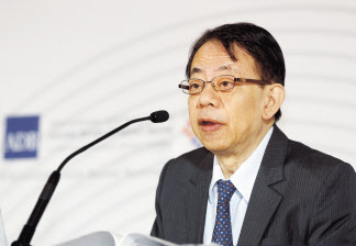 아사카와 마사츠구 아시아개발은행(ADB) 총재가 2일 오전 인천시 연수구 송도컨벤시아에서 열린 ‘제56차 아시아개발은행(ADB) 연차총회’ 기자간담회에서 취재진의 질문에 답하고 있다. [연합]