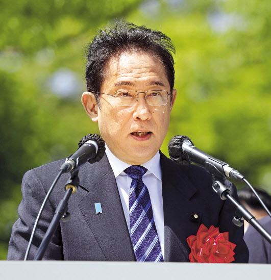 가나를 순방 중인 기시다 후미오 일본 총리가 1일(현지시간) 기자단에게 오는 7&sim;8일 한국을 방문하는 방향으로 조율하고 있다고 밝혔다. 기시다 총리가 순방 전인 지난달 29일 일본 도쿄에서 열린 노동절 행사에서 연설하고 있다. [교도]