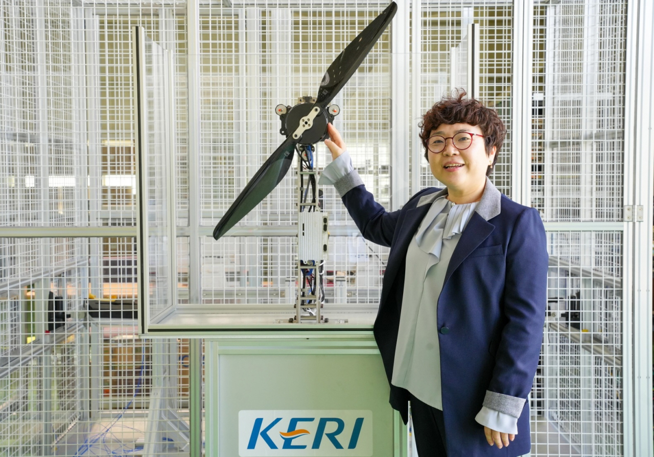 이지영 항공모빌리티추진연구팀장이 항공모빌리티용 프로펠러 앞에서 포즈를 취하고 있다.[한국전기연구원 제공]