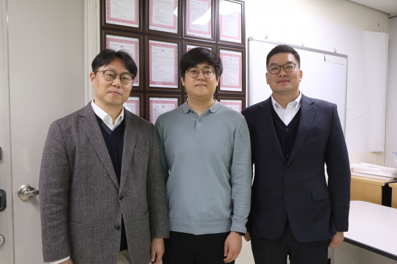페로브스카이트 태양전지 대면적 셀 세계 최고 효율을 달성한 공동연구팀. 서장원(왼쪽부터) KAIST 교수, 김영웅 한국화학연구원 박사(現 한국생산기술연구원 박사), 전남중 한국화학연구원 박사.[한국화학연구원 제공]