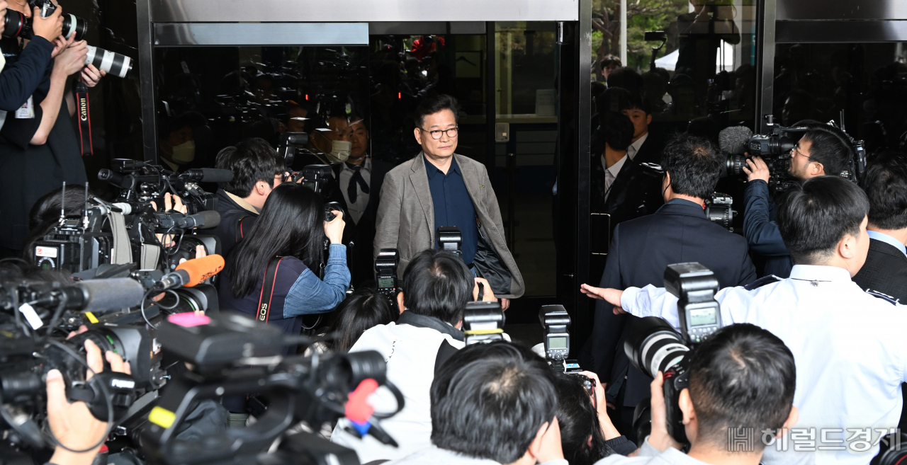 검찰 측 조사 거부에 되돌아 나오는 송 전 대표. 임세준 기자