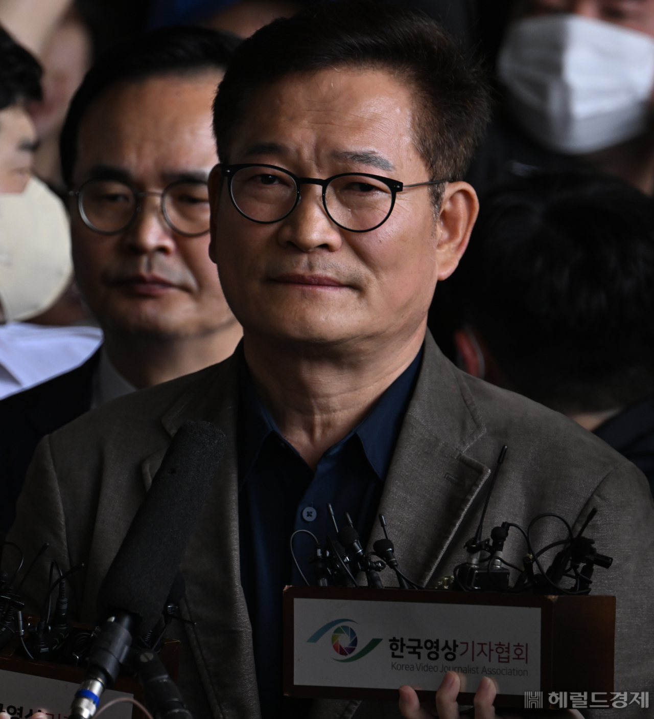 다시 포토라인에 서서 입장문을 밝히는 송 전 대표의 얼굴이 어둡다. 임세준 기자