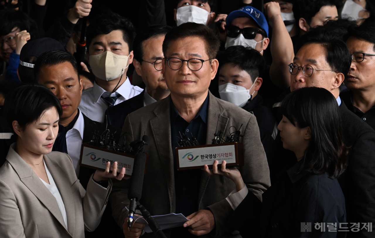 입장문 밝히기 전 잠시 생각에 잠긴 송 전대표. 임세준 기자