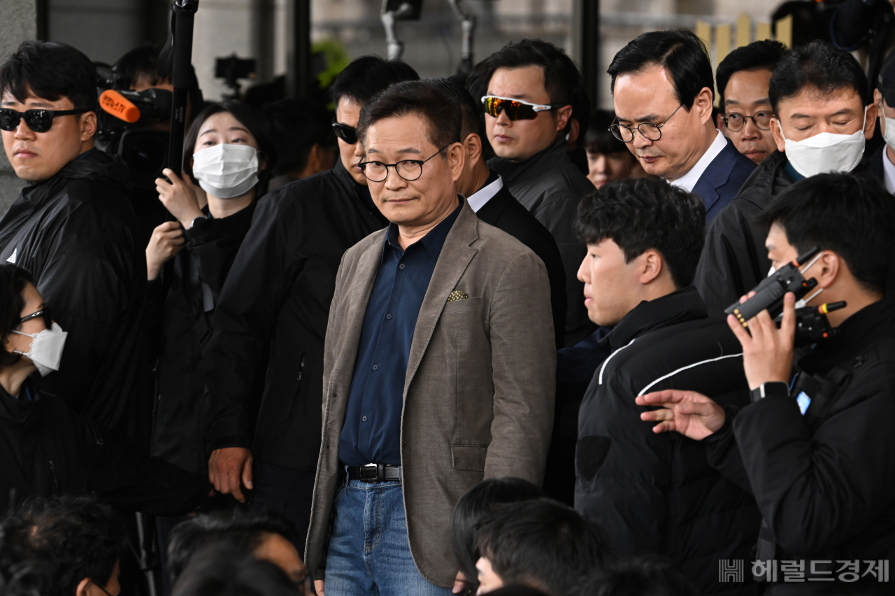 입장문 밝히고 취재진과 질의응답을 마친 송 전 대표가 떠나고 있다. 임세준 기자