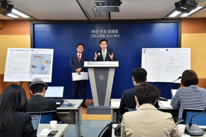 2일 오전 부산시청 브리핑룸에서 박형준 부산시장(오른쪽)과 이헌승 국회의원이 광무 워터프론트 파크 조성사업 추진에 대해 설명하고 있다. [사진=부산시]