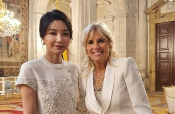 질 바이든 여사가 김건희 여사와 기념촬영을 하고 있다. 연합뉴스