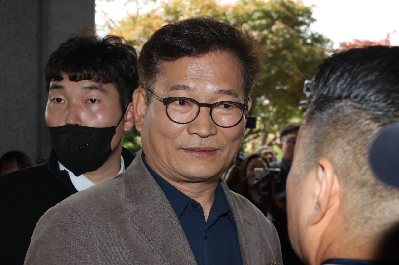 송영길 전 더불어민주당 대표가 2일 오전 서초구 서울중앙지방검찰청으로 들어서고 있다. 검찰은 '2021년 전당대회 돈 봉투 의혹'과 관련해 지금은 조사가 어렵다는 입장을 밝혔지만 송 전 대표는 검찰에 자진출두를 강행했다 출입이 거절되자 돌아갔다. 연합뉴스