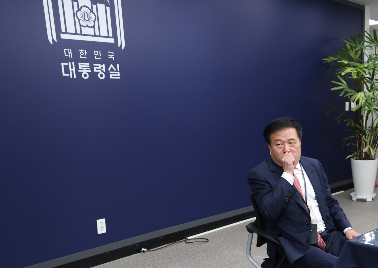이진복 대통령실 정무수석이 2일 서울 용산 대통령실 청사에서 국민의힘 태영호 최고위원과의 대화 관련 언론보도 등 현안에 대해 해명하기 전 목을 가다듬고 있다. [연합]