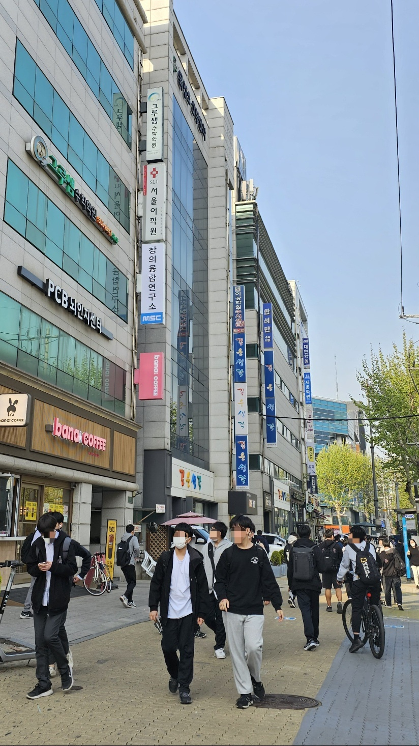 Students are seen on streets lined with private cram schools in Daechi-dong, aneighborhood in Seoul’s Gangnam district dubbed the “No. 1 avenue for private education." (Choi Jae-hee / The Korea Herald)