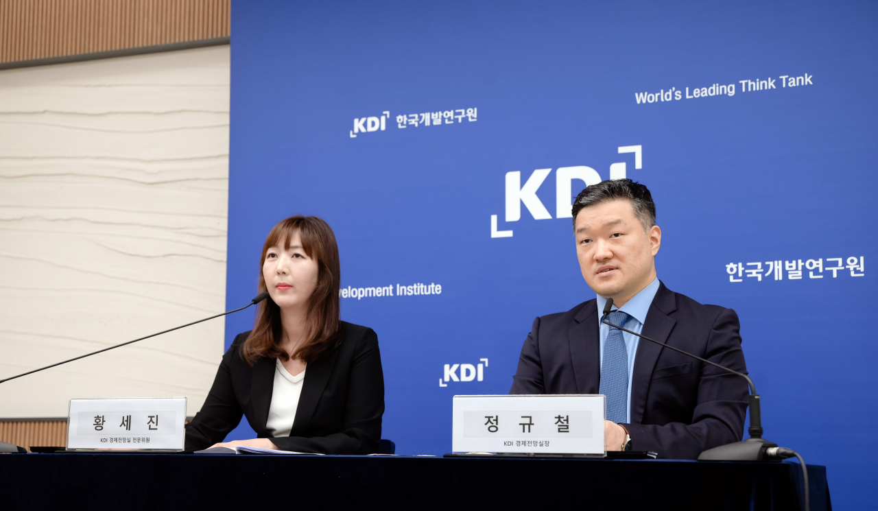 한국개발연구원(KDI)은 2일 '금리 인상의 주택건설에 대한 영향과 향후 전망'이라는 제목의 현안분석 보고서를 발표했다. 황세진 KDI 경제분석실 전문위원(왼쪽)과 정규철 경제분석실장이 관련 내용을 설명하고 있다.[KDI 제공]