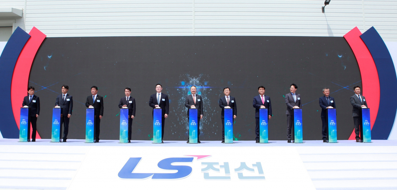 2일 LS전선 HVDC 해저케이블 공장 준공식에서 구자은(왼쪽 6번째) LS그룹 회장, 명노현(왼쪽 7번째) ㈜LS 대표, 구본규(왼쪽 5번째) LS전선 대표 등이 기념 세리머니를 하고 있다. [LS전선 제공]