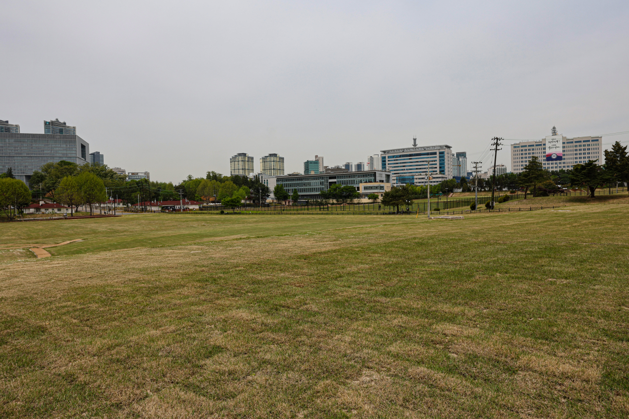 2일 서울 용산구 '용산 어린이 정원'의 잔디마당에서 바라본 대통령실 청사. 정부는 용산 미군기지 반환 완료 후 추진 예정인 90만평 규모의 '용산공원' 정식 조성에 앞서 대통령실 앞마당 반환부지를 '용산 어린이 정원'으로 조성해 대통령 취임 1주년 앞둔 5월 4일부터 국민에 개방할 예정이다. [연합]