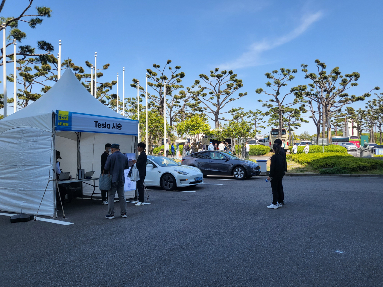 2일 제주국제컨벤션센터에서 열린 ‘제10회 국제전기자동차엑스포’ 내 테슬라 시승 부스. 오후 2시쯤 이미 모든 시승이 마감됐다. [김지윤 기자]