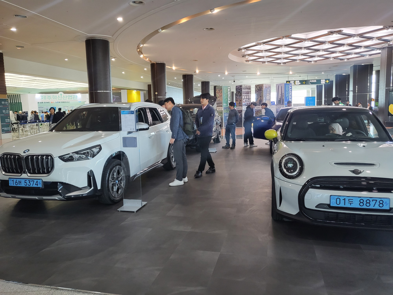 BMW그룹 부스를 관람객들이 둘러보고 있다. [김지윤 기자]