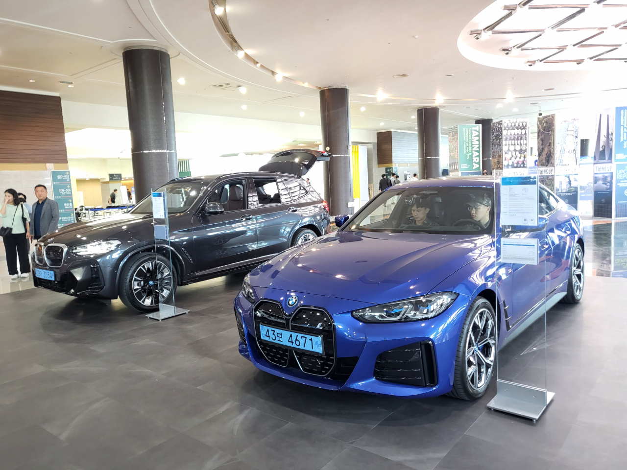 BMW그룹 부스를 관람객들이 둘러보고 있다. [김지윤 기자]