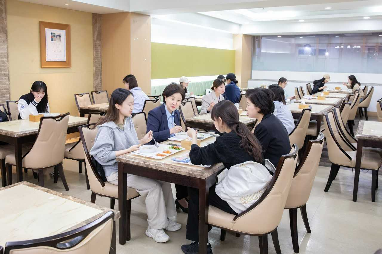 숙명여자대학교의 장윤금 총장과 송윤선 학생처장이 1000원의 아침밥 운영 첫 날 교내 순헌관 식당에서 학생들과 아침식사를 하고 있다.[숙명여자대학교 제공]