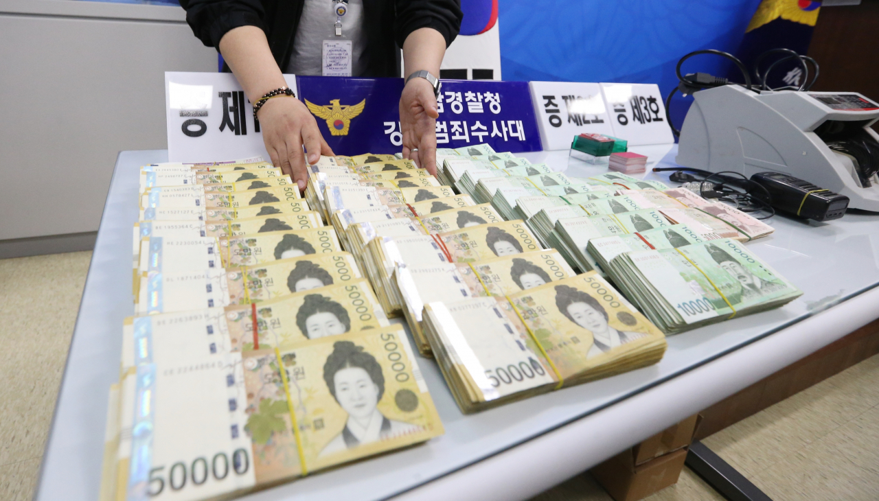 충남 당진, 예산, 서산 등 야산에 천막 도박장을 차려놓고 억대 '산도박'을 벌인 일당이 경찰에 붙잡혔다. 충남경찰청 강력범죄수사대는 도박장 개장 및 상습도박 등의 혐의로 충남 당진 지역 조직폭력배 조직원 40대 A씨 등 운영자 중 3명을 구속하고 도박 참가자 등 나머지 일당 53명을 불구속 입건했다고 2일 밝혔다. 사진은 현장에서 압수된 1억2천여만원 상당의 현금. [연합]