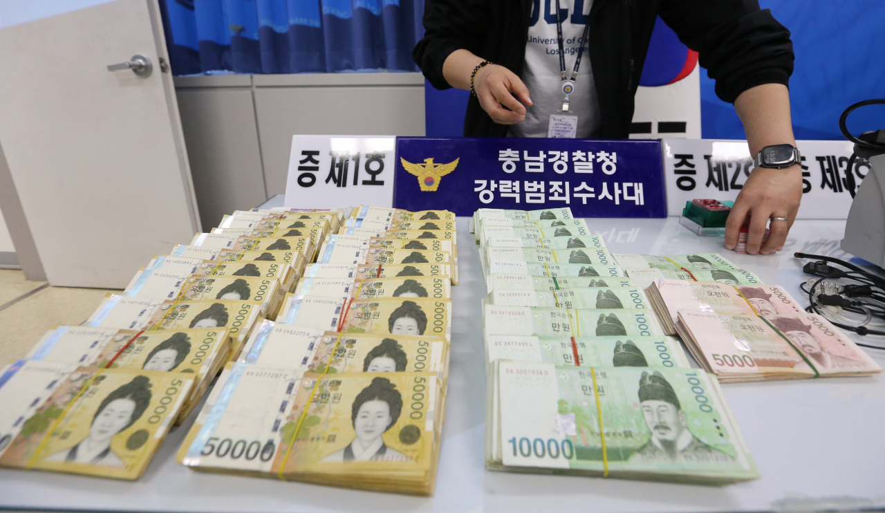 충남 당진, 예산, 서산 등 야산에 천막 도박장을 차려놓고 억대 '산도박'을 벌인 일당이 경찰에 붙잡혔다. 충남경찰청 강력범죄수사대는 도박장 개장 및 상습도박 등의 혐의로 충남 당진 지역 조직폭력배 조직원 40대 A씨 등 운영자 중 3명을 구속하고 도박 참가자 등 나머지 일당 53명을 불구속 입건했다고 2일 밝혔다. 사진은 현장에서 압수된 1억2천여만원 상당의 현금. [연합]