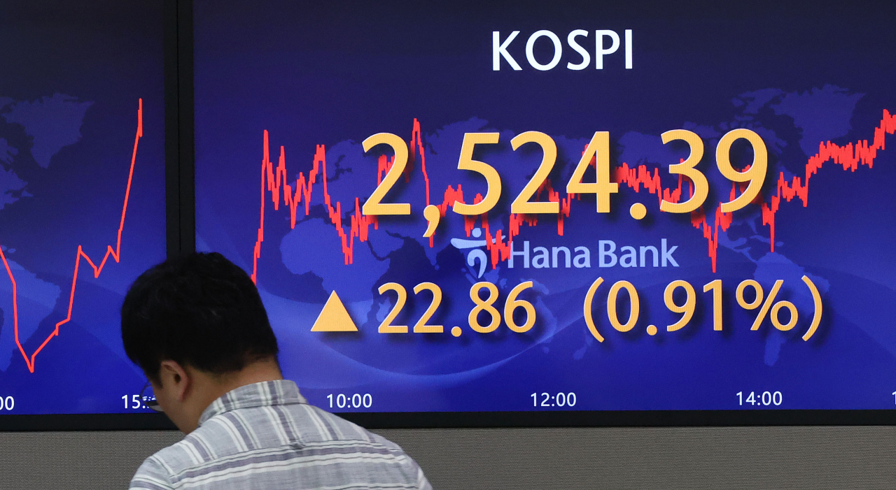 An electronic board showing the Korea Composite Stock Price Index at a dealing room of the Hana Bank headquarters in Seoul on Tuesday. (Yonhap)