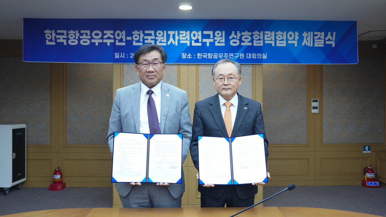 한국형발사체 누리호.[헤럴드DB] 주한규(왼쪽) 한국원자력연구원 원장과 이상률 한국항공우주연구원 원장이 업무협약을 체결하고 있다.[한국원자력연구원 제공]