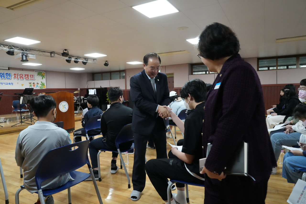 하윤수 부산시교육감이 2일 ‘학생 자존감 회복을 위한 치유캠프’ 현장에서 학생들을 격려하고 있다. [사진=부산교육청]
