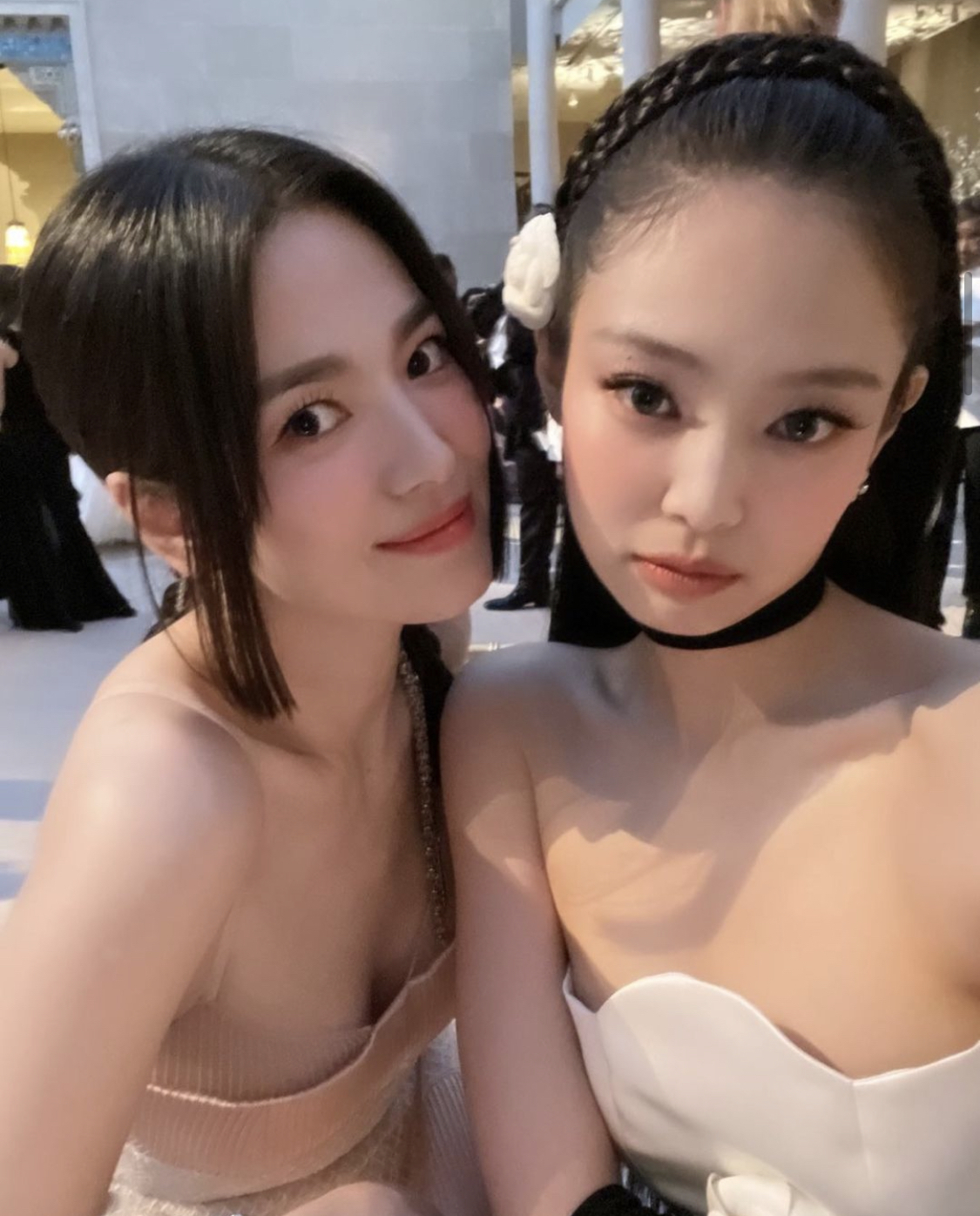 1일(현지시간) 뉴욕 맨해튼 메트로폴리탄 미술관에서 열린 '메트 갈라 2023'에 참석한 배우 송혜교와 블랙핑크 제니. [보그코리아 인스타그램]