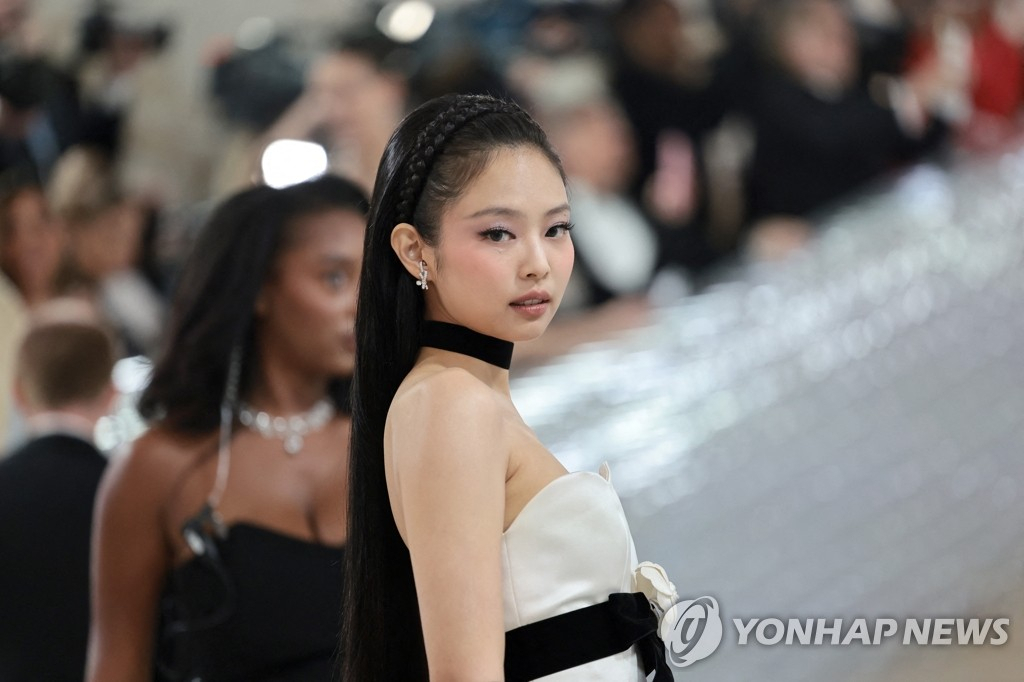 1일(현지시간) 뉴욕 맨해튼 메트로폴리탄 미술관에서 열린 '메트 갈라 2023'에 참석한 블랙핑크 제니.[뉴욕 AFP·게티이미지=연합]