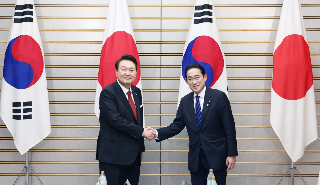 1박2일 일정으로 일본을 방문한 윤석열 대통령이 3월 16일 오후 일본 도쿄 총리 관저에서 기시다 후미오 일본 총리와 한일 확대정상회담에 앞서 기념촬영을 하며 악수하고 있다. [연합]