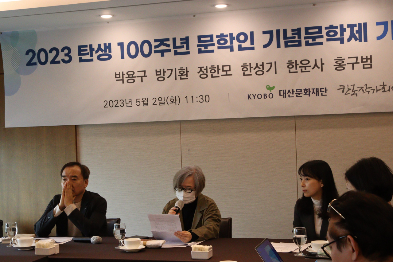 대산문화재단은 2일 서울 중구 프레스센터에서 한국작가회의와 함께 기자간담회를 열고, 오는 11~12일 '발견과 확산 : 지역, 매체, 장르 그리고 독자'를 주제로 '2023 탄생 100주년 문학인 기념문학제'를 개최한다고 밝혔다. 올해 탄생 100주년 문인에 선정된 작가들은 박용구, 방기환, 정한모, 한성기, 한운사, 홍구범 등 6인이다. [대산문화재단 제공]