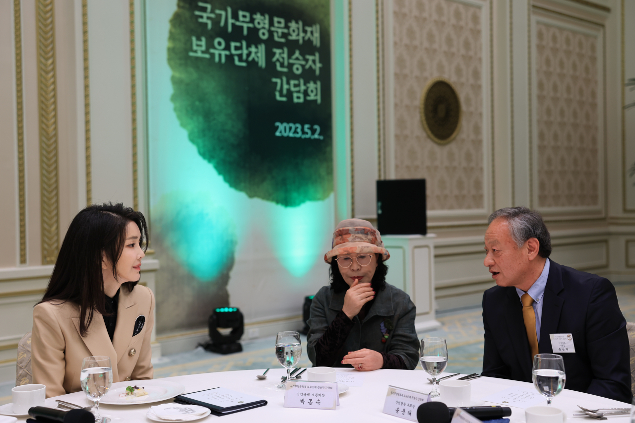 김건희 여사가 2일 청와대 영빈관에서 열린 국가무형문화재 보유단체 전승자 오찬에서 송용태 국가무형문화재 강령탈춤 보유자와 대화하고 있다. [연합]