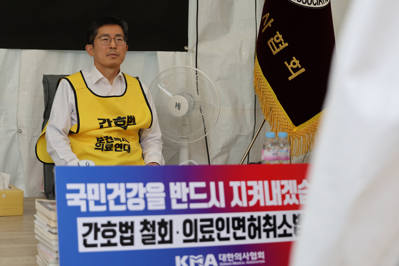2일 서울 용산구 대한의사협회 앞에서 이필수 대한의사협회장이 간호법, 의료인면허 취소법 저지를 위한 단식 투쟁을 이어가고 있다. [연합]