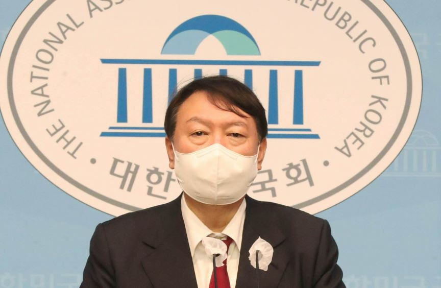 윤석열 대통령이 대선후보 시절인 지난 2021년 8월 28일 국회 소통관에서 간병비 급여화 공약을 발표하고 있다. [연합]